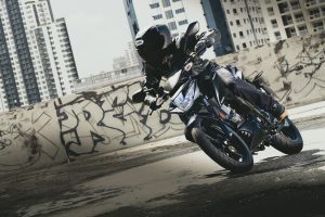 gsx-s125al8_action_1-2