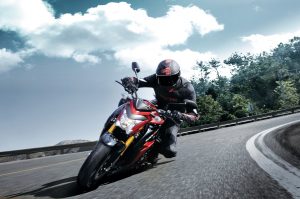GSX-S1000AL8_Action_3