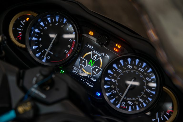 Busa_Detail_Dash_4