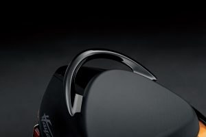 GSX1300RRQM2_grab_bar.jpg