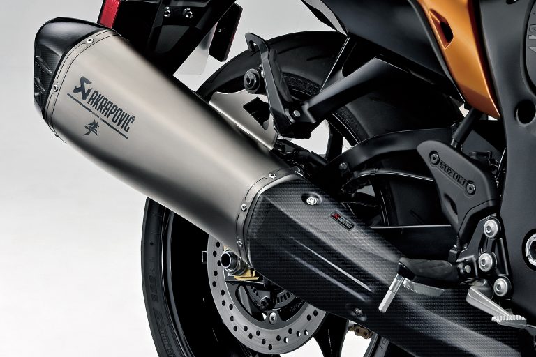 Hayabusa_slip-on_muffler_by_Akrapovic (1)