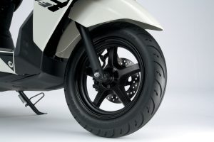 Avenis_125_M3_Tire_Wheel_Front.jpg