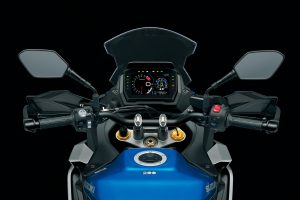 GSX-S1000GX_M4_Cockpit_Night.jpg