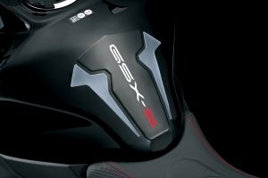 GSX-S1000GX_M4_accessories_fuel_tank_pad_gsx-s_logo_black_x_grey.jpg