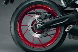 GSX800FRQM4_accessories_rim_decals_red_x_black.jpg