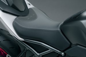 GSX800FRQM4_accessories_stylish_seat.jpg