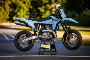 DR-Z400SMRLM5_action_75-scaled.jpg