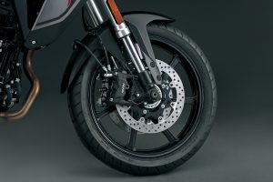 800RE_M5_Front_Tyre_QEB.jpg