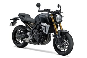 GSX800TRQM6_YKV_Rdiagonal.jpg