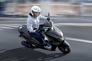 Avenis_125_M6_Action_3 Black