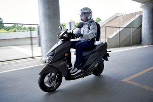 Avenis_125_M6_Action_4_Black