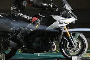 GSX-S1000GX_Wind_Tunnel_24.jpg