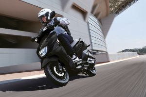 Avenis_125_M6_Action_1 Black